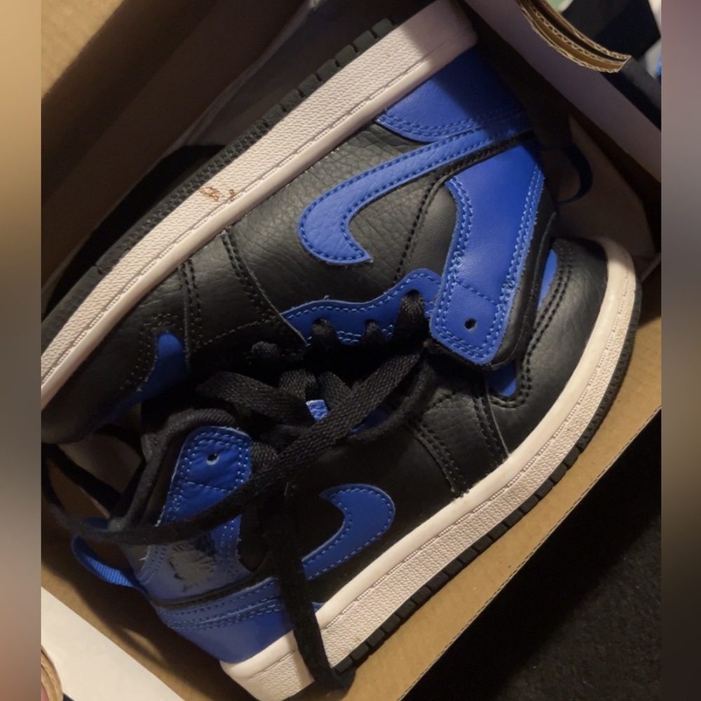 Comes in box size 11c